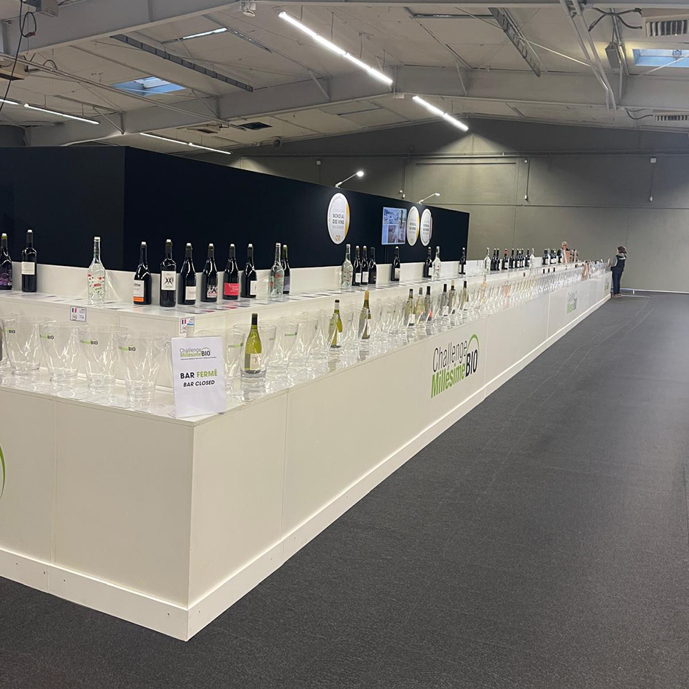 Équipement salon professionnel bio - mobilier sobre